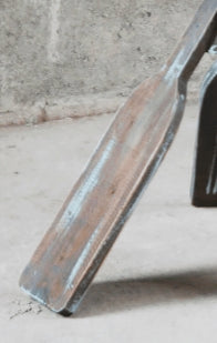 Runder Beistelltisch in Form eines Bootsruders aus braun-blauem Altholz