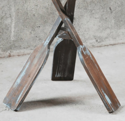 Runder Beistelltisch in Form eines Bootsruders aus braun-blauem Altholz