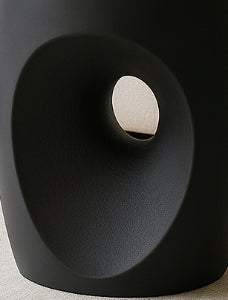 Skulptierter Trommel-Beistelltisch – Mattschwarzer Beton