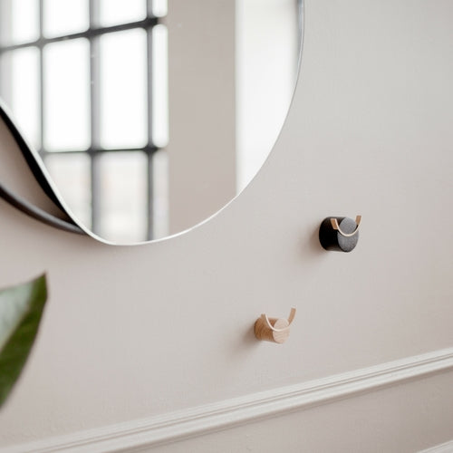 Gancho de pared de roble macizo y latón 