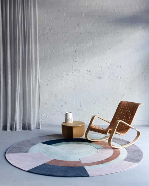 Alfombra tejida a mano con patrón triangular 