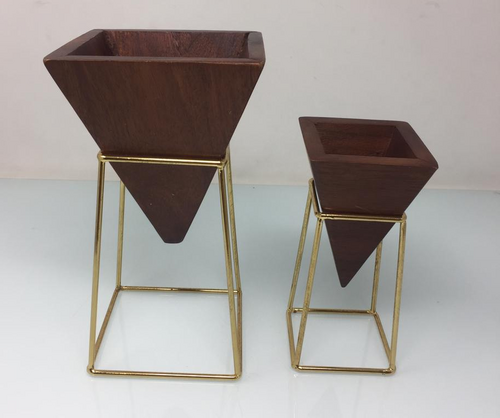 Conjunto de maceteros y jarrones “Geometric Brass Duo” de SOLACE ATELIER